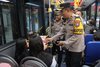 Arus Balik Lebaran, Polisi Bagi Snack untuk Anak-Anak Pemudik