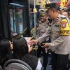 Arus Balik Lebaran, Polisi Bagi Snack untuk Anak-Anak Pemudik