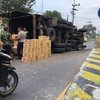 Lagi, Truk Bermuatan Minuman Terguling di Depan SPN Bangsal