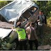 Diduga Salah Injak Gas Mobil, Satu Keluarga Terperosok Sedalam 10 Meter