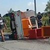 Pikap Bermuatan Usus Ayam Terguling di Jalan Raya Dawarblandong Mojokerto
