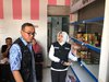 Bupati Ikfina Ikut Layani Pembeli Operasi Pasar Murah di Mojosari