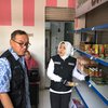 Bupati Ikfina Ikut Layani Pembeli Operasi Pasar Murah di Mojosari