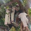 Patah Tulang saat Panjat Pohon Mangga, Warga Mojosari Dievakuasi Pakai <em>Crane</em>