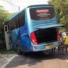Gagal Salip Motor, Truk Tabrakan dengan Bus di Jalan Raya Trawas