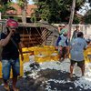 Pikap Bermuatan Kelapa Terguling di Jalan Raya Desa Kalipuro Pungging Mojokerto