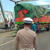 Hindari Pemotor Terjatuh, Truk Gandeng Nyaris Tercebur ke Sungai Brantas