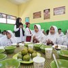 <em>Ngantor</em> di Desa, Bupati Ipuk Simulasi Program Makan Siang Bergizi