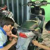 Peduli Korban Banjir, Siswa SMK Ini Buka Servis Motor Gratis di Gresik