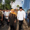 Khofifah Ziarah Makam Sunan Bonang dan Bagikan Sembako ke Tukang Becak