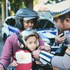 Operasi Patuh Semeru 2025, Satlantas Polres Gresik Bagi Helm dan Cokelat pada Anak-Anak
