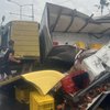 Selip, Truks Boks Pengangkut Ayam dan Cumi Terguling di Kawasan Kenjeran Surabaya
