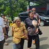 Laporkan Dugaan Pemalsuan Surat Tanah, Nenek Elina Jalani Pemeriksaan di Polda Jatim