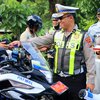 Operasi Keselamatan Semeru 2026, Satlantas Gresik Bagikan Cokelat dan Suvenir