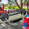 Diduga Pengemudi Mengantuk, Mobil Terbalik di Darmokali Surabaya