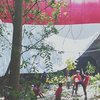 Keharuan Atlet Panjat Tebing Kibarkan Bendera Merah Putih Raksasa di Goa Gajah