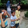 Serunya Anak-Anak dan Peneliti Amati Gerhana Matahari di Ponorogo