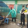 Pria Tewas Mendadak, Petugas Evakuasi Korban Pakai APD