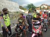 Wisata di Pacet Masih Ditutup, Pengendara Tanpa Masker Dihukum <em>Push</em> <em>Up</em>