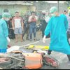 Gunakan APD, Tim Medis Evakuasi Korban Kecelakaan di Gresik