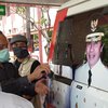 Bawaslu dan Pansus Pilkada DPRD Jember Tutup Gambar Calon Petahana Bupati di Mobil Ambulans