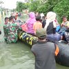 Marinir Bantu Evakuasi dan Pasok Makanan Warga Terisolir Banjir Kali Lamong