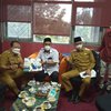 Sambil Ngopi, Bupati Jember Serahkan Draft KUA-PPAS APBD Jember 2021 ke DPRD