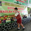 Pelajar SD di Surabaya Kumpulkan Bahan Makanan untuk Korban Covid-19