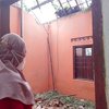 Angin Kencang, Pohon Tumbang Menimpa Rumah Warga Madiun