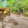 Material Longsor di Jalan Menuju Bromo Dibersihkan dengan Alat Berat