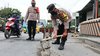 Cegah Kecelakaan, Anggota Polsek Ini Tambal Jalan Berlubang