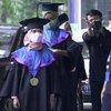 1.078 Wisudawan Dikukuhkan dalam Wisuda Drive Thru ITS ke-125
