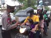 Menjelang Operasi Patuh Semeru, Polantas Probolinggo Kota Bagi-Bagi Sapu Tangan
