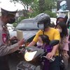 Menjelang Operasi Patuh Semeru, Polantas Probolinggo Kota Bagi-Bagi Sapu Tangan
