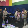 <strong>Polisi Sweeping Tempat Karaoke di Probolinggo yang Jual Miras saat Ramadan</strong>
