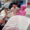 Polres Madiun Bagi Takjil dan Sembako Dari Hasil Sedekah Rutin Para Anggota