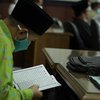 Di Sela Rapat Paripurna, Anggota DPRD Situbondo Ini Baca Quran