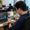 Fenomena Main HP Diam-Diam Saat Kerja Makin Normal