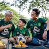 Dari Ayah ke Anak, Tradisi Mendukung Klub Lokal yang Tak Pernah Hilang