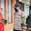 Harga Cabai Mahal, Polisi Gresik Bagikan Bibit Cabai Untuk Warga