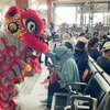 Sambut Imlek, Atraksi Barongsai Sapa Pelanggan Stasiun Surabaya Gubeng