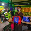 Operasi PPKM, Polres Mojokerto Lakukan Humanis Borong Nasi Goreng ke Pedagang Terdampak