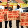 Sawahnya Terdampak, Petani di Gresik Unjuk Rasa Jalan Kaki