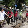 Kabel Optik di Surabaya Semrawut Jadi Penyebab Saluran Air Terhambat