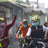 Gubenur Khofifah Gowes Bareng Wali Kota Mojokerto Sambil Bagi Masker