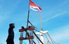 HUT RI ke-76, Satpolairud Ganti Bendera Merah Putih Usang di Kapal Nelayan Probolinggo 