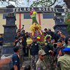 Peringati 1 Sura, Tumpeng Agung Dilarung di Telaga Ngebel