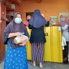 Prihatin Minyak Goreng Langka, Ibu di Ponorogo Bagikan 600 Liter Migor Secara Gratis