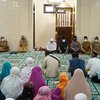 Safari Ramadan, Ning Ita Serahkan Dana Hibah Senilai Rp 100 Juta