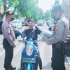 Cegah Sebaran Virus Varian Omicron, Polres Lamongan Gelar Patroli Dialogis dan Bagikan Masker